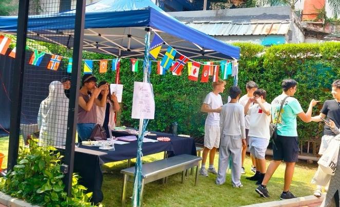 Komunitas multikulturan dengan 300 siswa dan 35 kebangsaan