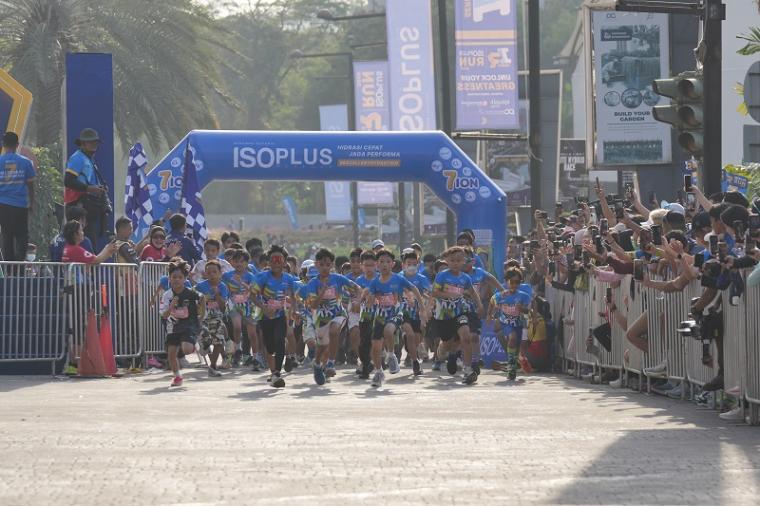 Kids Dash ISOPLUS Run Jakarta 2026 diikuti para pelari cilik