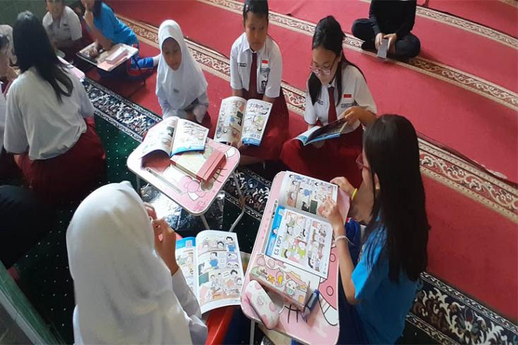 Meramu cerita baru hasil dari diskusi ide bersama teman-teman sekelompok. Foto: Novi