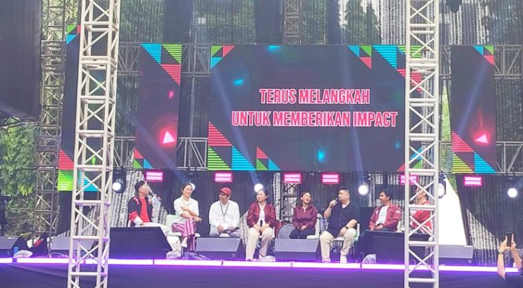 (ki-ka) Host, Nucha Bachri