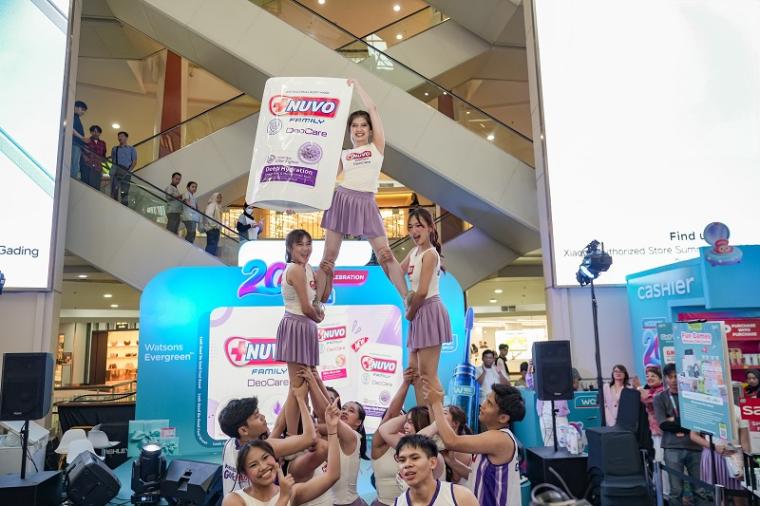 Penampilan spesial oleh Cheerleaders dan Basketball Freestyle