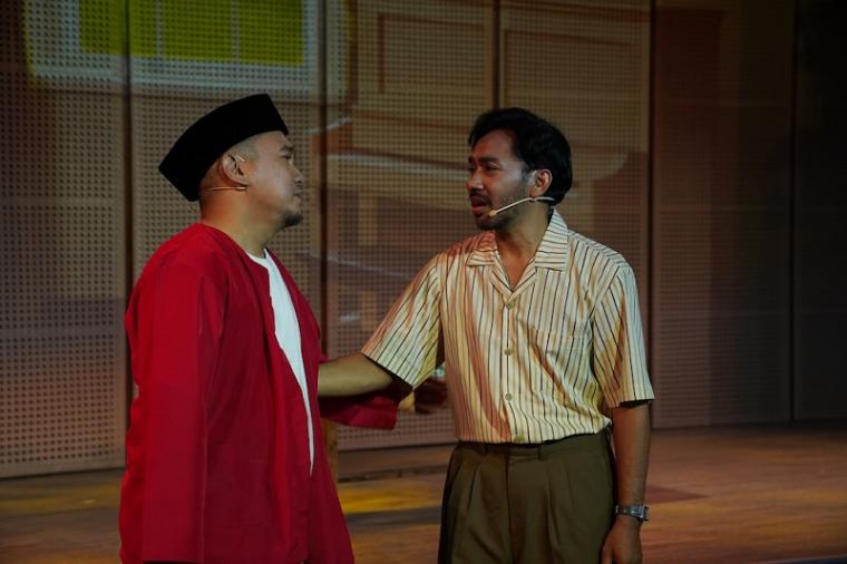 Babe membujuk Ismail untuk mengungsi ke Bandung karena kondisi di Jakarta belum stabil